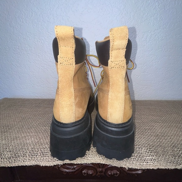 Timberland Tan and Black Lace Up Boots with Chunky Sole Size 7.5 NEW - Picture 8 of 10